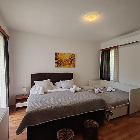 Apartments And Pansion M&R Turanj Exterior foto