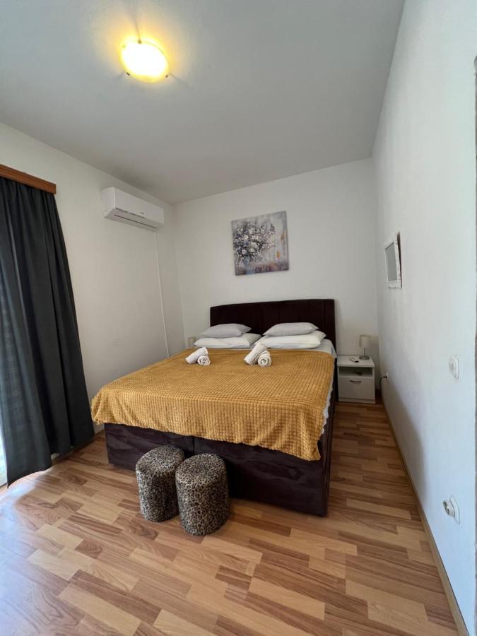Apartments And Pansion M&R Turanj Exterior foto