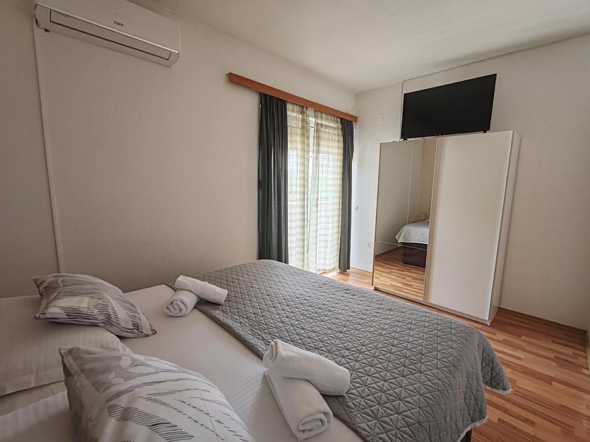 Apartments And Pansion M&R Turanj Exterior foto